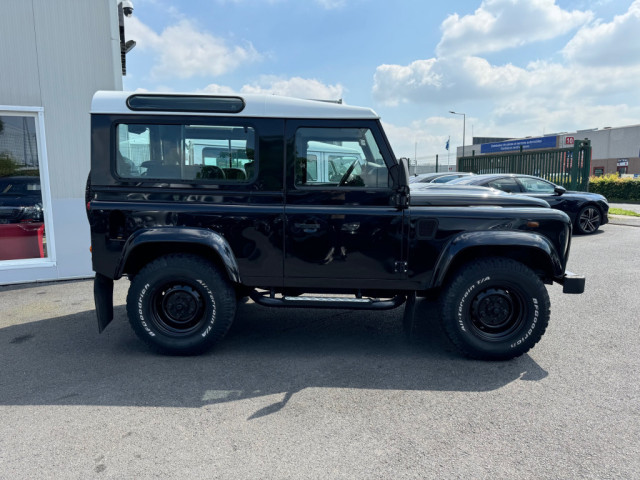 4 X 4  LAND ROVER DEFENDER