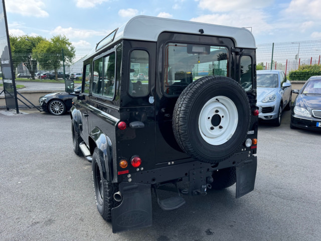 4 X 4  LAND ROVER DEFENDER